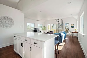 Interior - E ATX Tree House | Deck | Fire Pit | BBQ | Parking (Austin)