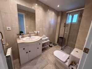 Dusche, Haartrockner, Handtücher, Seife