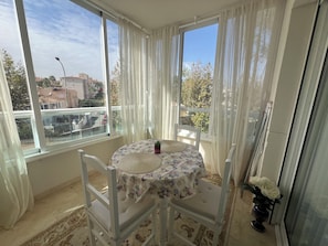 Dining - Romantic flat 3 min from the beach and 1 min from golf course (VC)