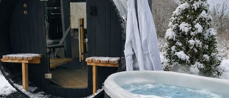 Banyera d'hidromassatge a l'aire lliure