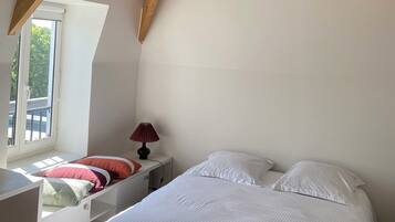 3 bedrooms, iron/ironing board, free WiFi, bed sheets