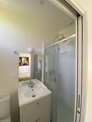 Dusche, Haartrockner, Handtücher, Seife