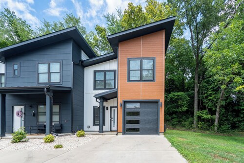Trendy Townhome Near Downtown