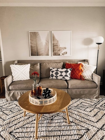 Coin séjour. Digs 4 of 5: 2BDRM, Open & Airy, Private Parking, Central, 2nd Floor & More!