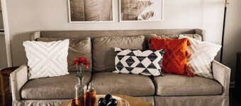 2-bedroom Apartment in charming Evansville, Indiana with Modern Amenities & AC