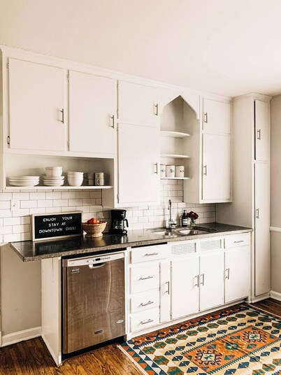 2-bedroom Apartment in charming Evansville, Indiana with Modern Amenities & AC