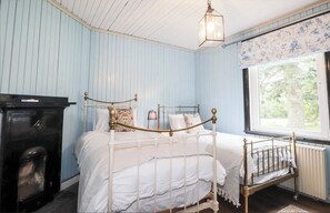 Iron/ironing board, travel crib, free WiFi, bed sheets