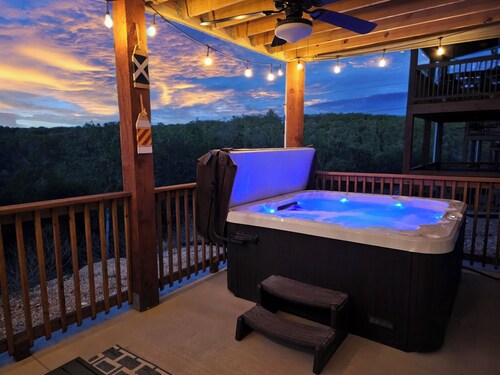 Luxury Family Lodge 1 Mi to Silver Dollar City, Indoor Pool, Hot Tub, Arcade, EV