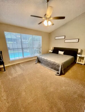3 bedrooms, desk, iron/ironing board, free WiFi - Cozy home w pool & spa! (Grand Prairie)