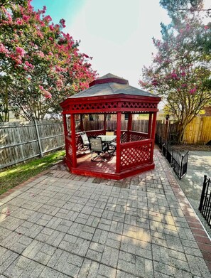 Outdoor dining - Cozy home w pool & spa! (Grand Prairie)