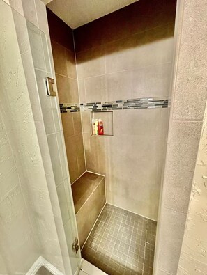 Douche, sèche-cheveux, serviettes fournies, shampoing