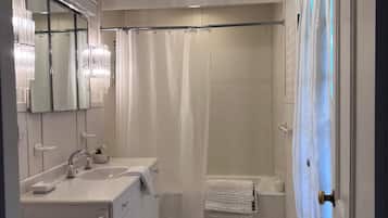 Baignoire à jets, sèche-cheveux, serviettes fournies, savon