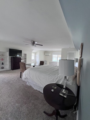 6 bedrooms, iron/ironing board, WiFi, bed sheets