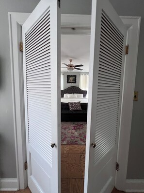 6 bedrooms, iron/ironing board, WiFi, bed sheets