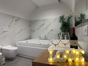 Baignoire à jets, sèche-cheveux, bidet, serviettes fournies