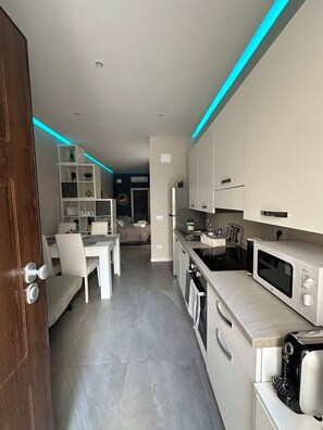 Een koelkast, een magnetron, een oven, een koffiezetapparaat/waterkoker