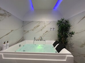 حوض استحمام بنظام ضخ المياه، مجففات شعر، مراحيض شطف، مناشف