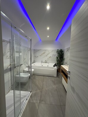 Banheira de hidromassagem, secador de cabelo, bidê, toalhas de banho
