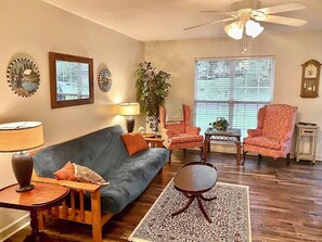 Living area - Colorful Quiet Cabin Vibe w/ King Bed by Lee (Cleveland)