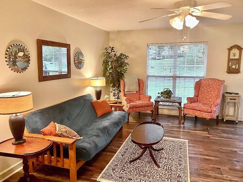 Colorful Quiet Cabin Vibe w/ King Bed by Lee