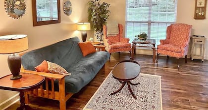 Colorful Quiet Cabin Vibe w/ King Bed by Lee