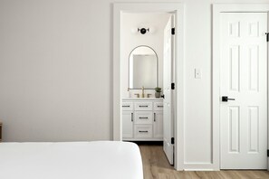 6 bedrooms, desk, iron/ironing board, free WiFi