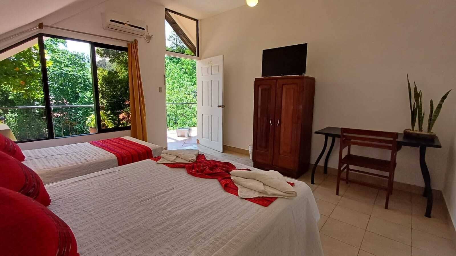 コンフォート トリプルルーム バルコニー | ノートパソコン用作業スペース、WiFi (無料)