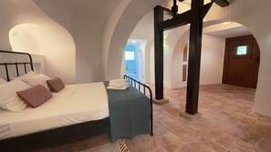 5 bedrooms, iron/ironing board, WiFi, bed sheets - Algarve Windmill, Villa & Pool. 2000m to the Beach (Budens)