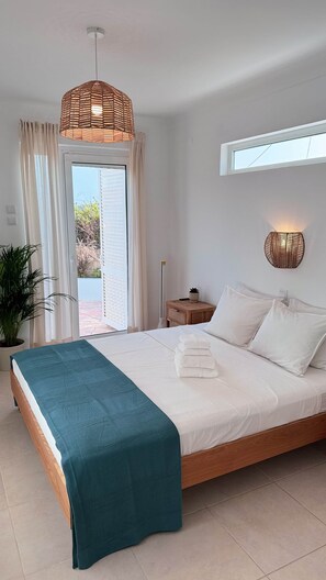 5 bedrooms, iron/ironing board, WiFi, bed sheets