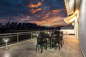 Outdoor dining - Traveler's Dream 3-Bedroom Renovated Penthouse with Acropolis view (Kallithea)