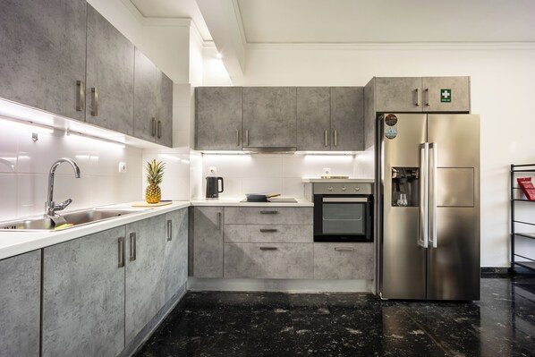 Micro-ondes, four, plaque de cuisson, lave-vaisselle