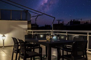 Outdoor dining - Traveler's Dream 3-Bedroom Renovated Penthouse with Acropolis view (Kallithea)