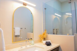 Douche, sĂšche-cheveux, serviettes fournies, savon