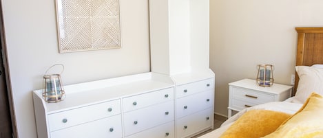 Travel cot, WiFi, bed sheets