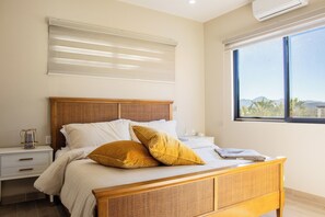 Travel cot, WiFi, bed sheets - 6BR Coastal Duplex, Steps to Sand + Heated Pool (Loreto)