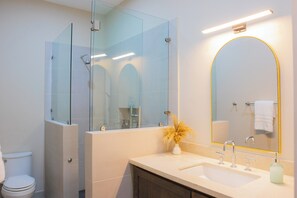 Shower, hair dryer, towels, soap - 6BR Coastal Duplex, Steps to Sand + Heated Pool (Loreto)
