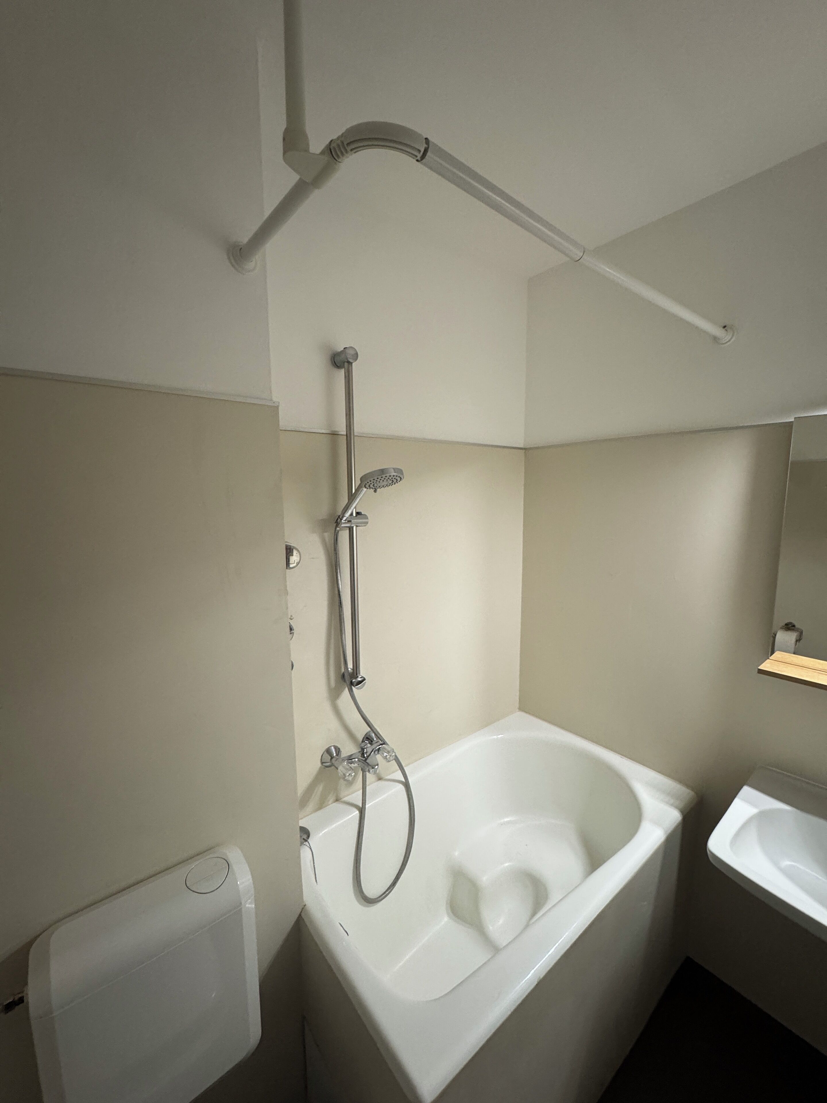 Asciugacapelli, asciugamani, sapone, carta igienica