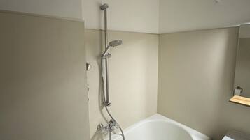 Asciugacapelli, asciugamani, sapone, carta igienica