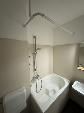 مجففات شعر، مناشف، صابون، ورق حمّام