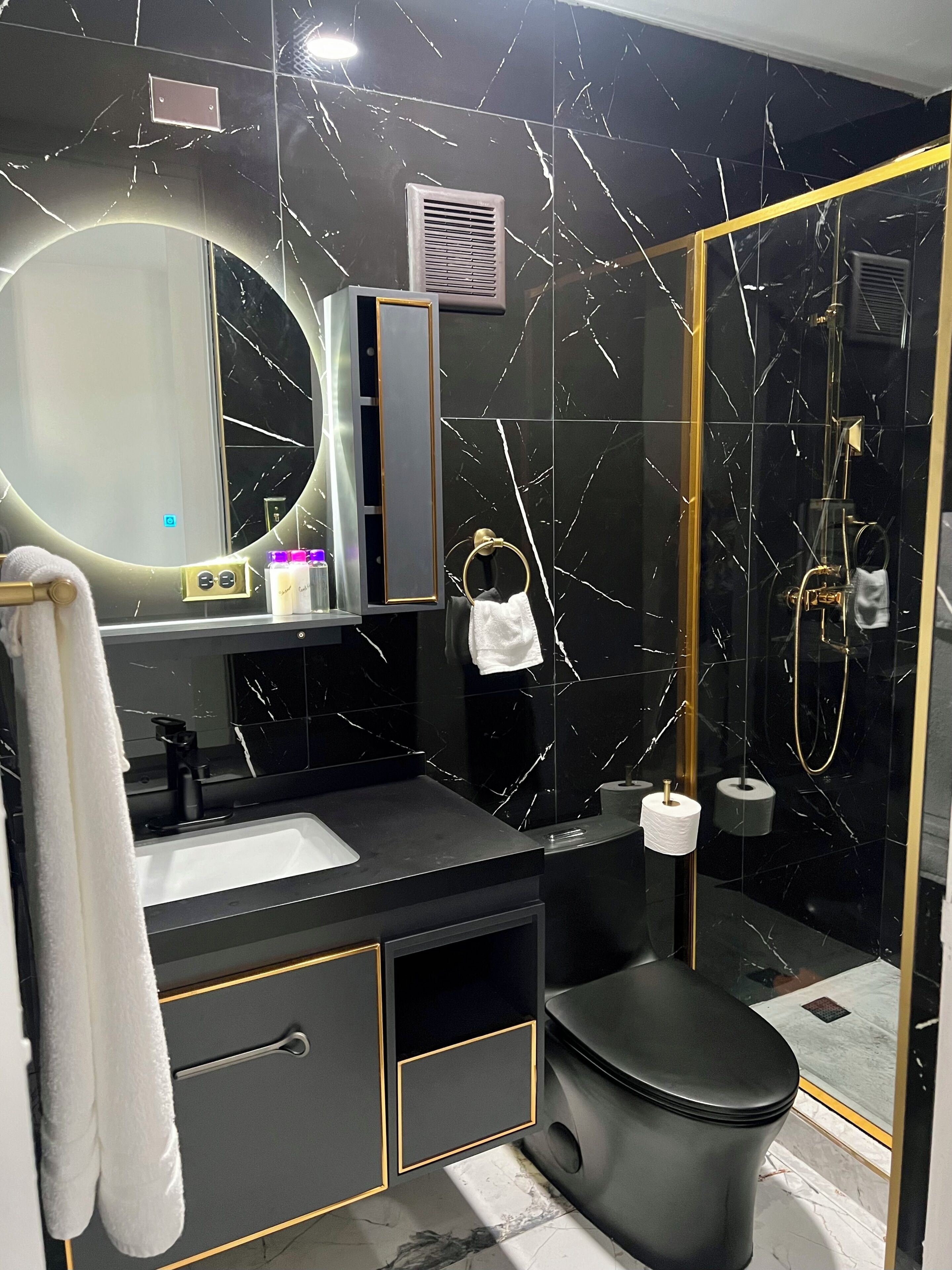 Luxury Apartment, 1 King Bed, Balcony, Mountain View | Bathroom | Shower, free toiletries, hair dryer, towels