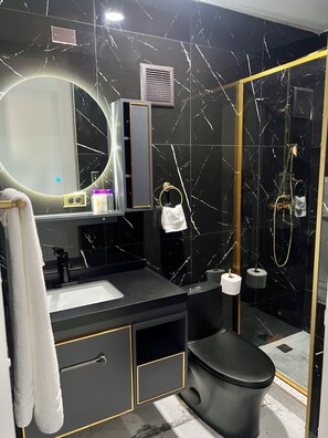 Apartamento de lujo, 1 cama de matrimonio grande, balcón, vistas a la montaña | Baño | Ducha, artículos de higiene personal gratuitos y secador de pelo