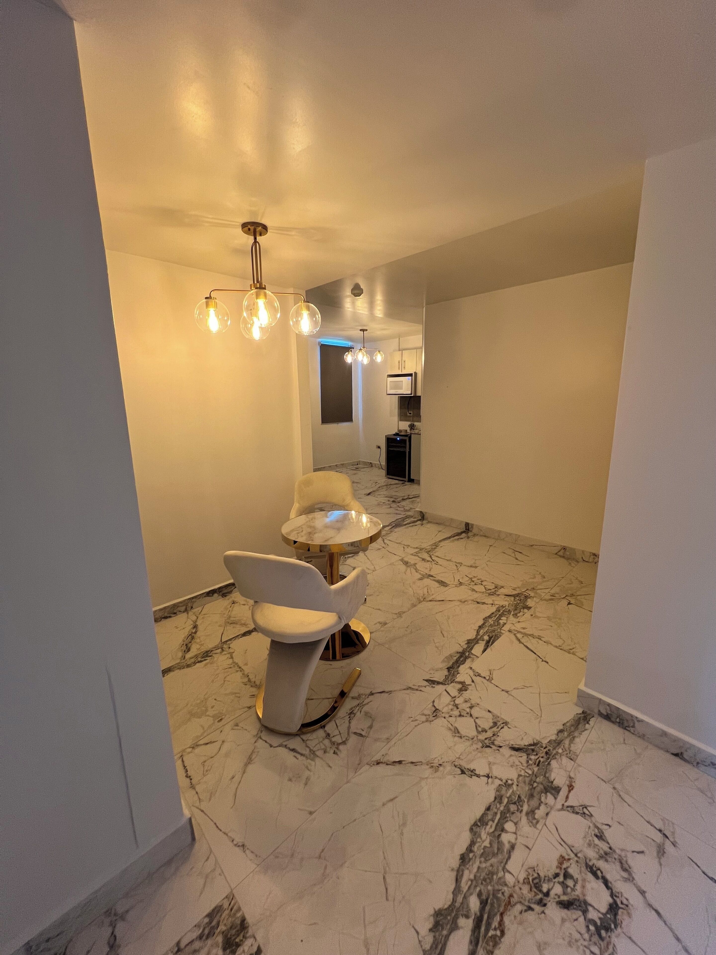 Luxury-Apartment, 1 King-Bett, Balkon, Bergblick | Wohnbereich | 48-Zoll-Flachbildfernseher mit Kabelempfang