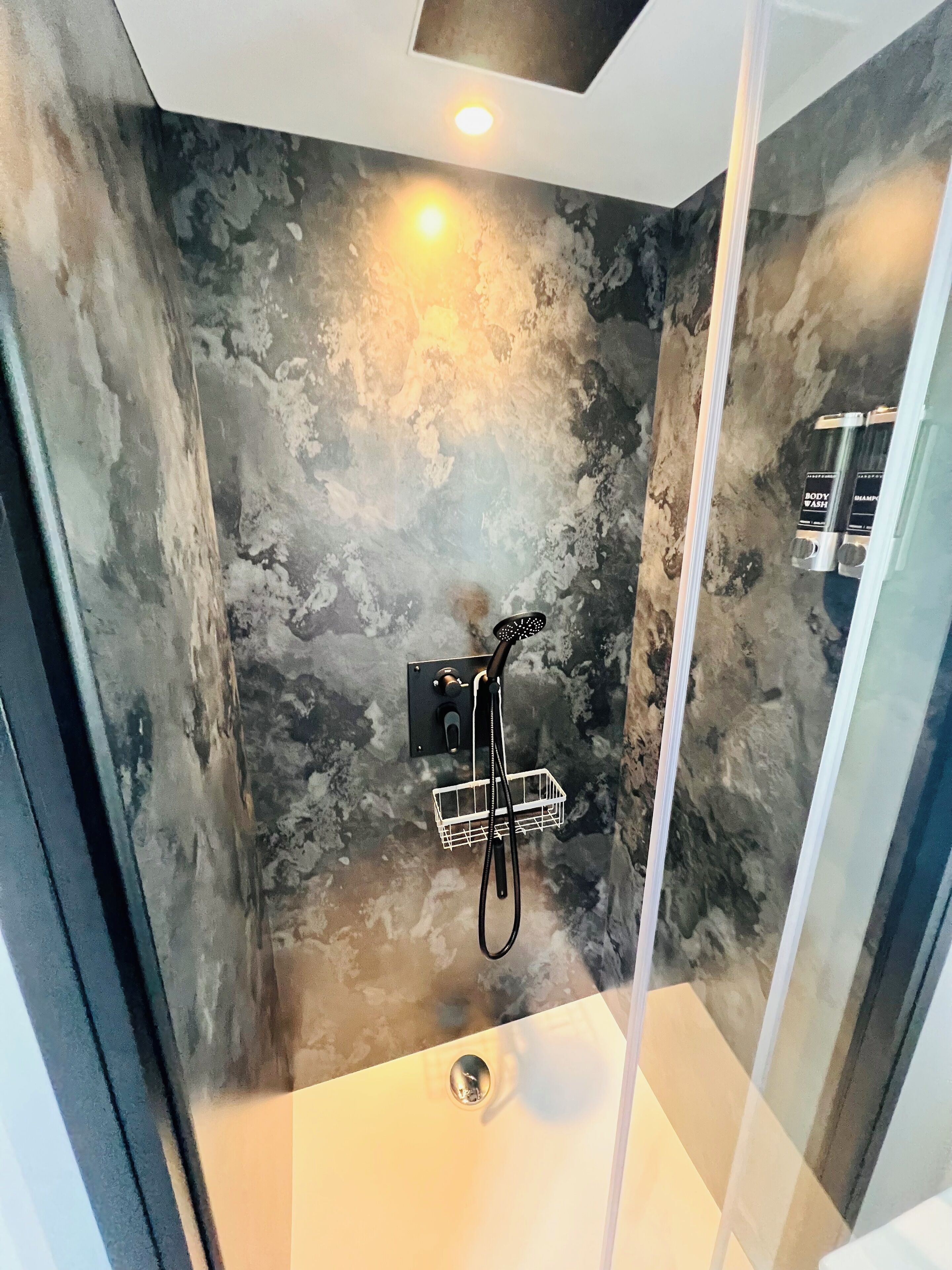 Secadora de cabello, toallas, jabón, papel de baño 