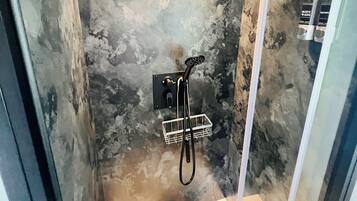 Asciugacapelli, asciugamani, sapone, carta igienica