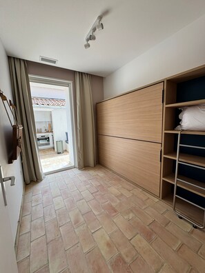 Suite, Accessible, Ensuite (Hem) | In-room safe, blackout curtains, soundproofing, free WiFi