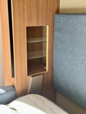 Comfort appartement, uitzicht op tuin | Een kluis op de kamer, verduisterende gordijnen, geluiddichte muren