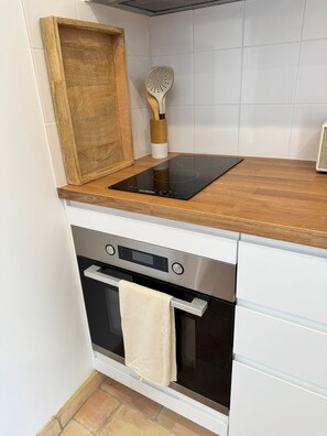 Suite, Accessible, Ensuite (Back) | Private kitchen