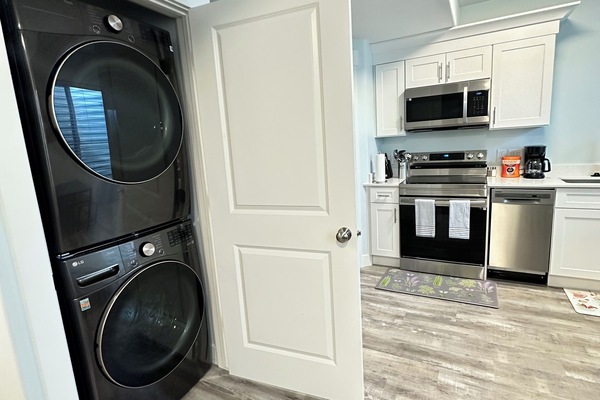 Mikrobølgeovn, ovn, kokeplater og oppvaskmaskin