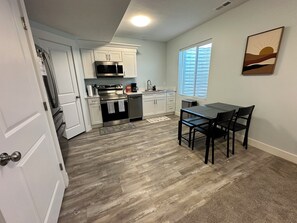 Microondas, horno, parrilla de estufa y lavavajillas 