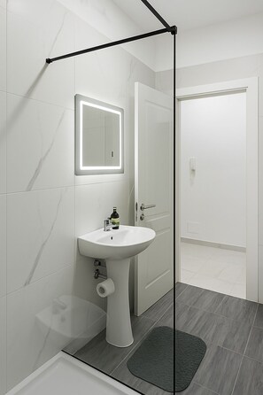 Een haardroger, een bidet, handdoeken, toiletpapier